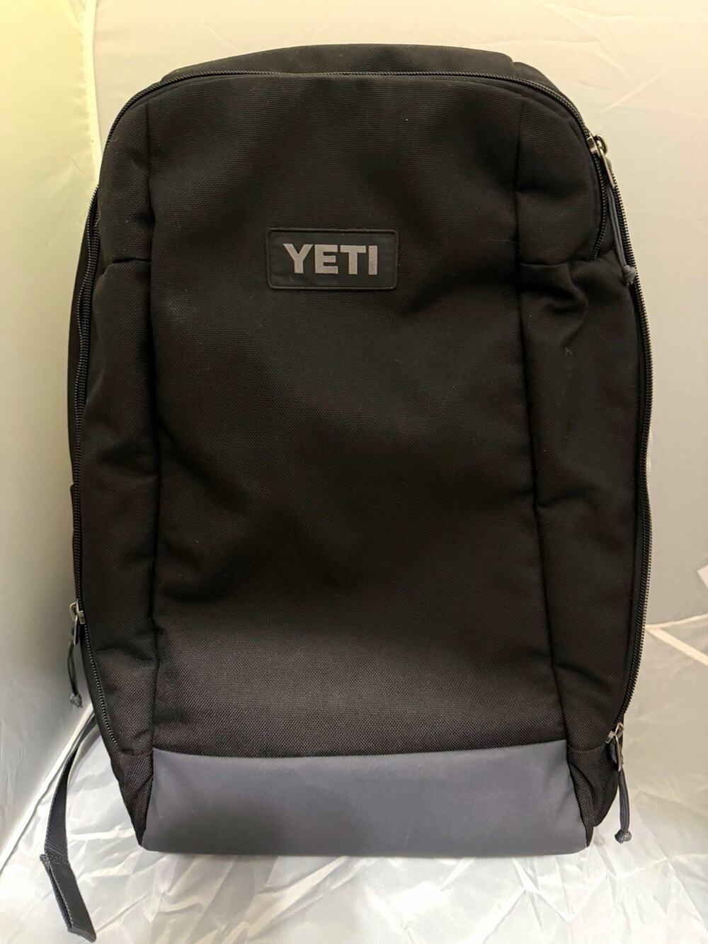 YETI Black/Gray Crossroads 23 Backpack Padded Laptop Compartment Zipper Closure